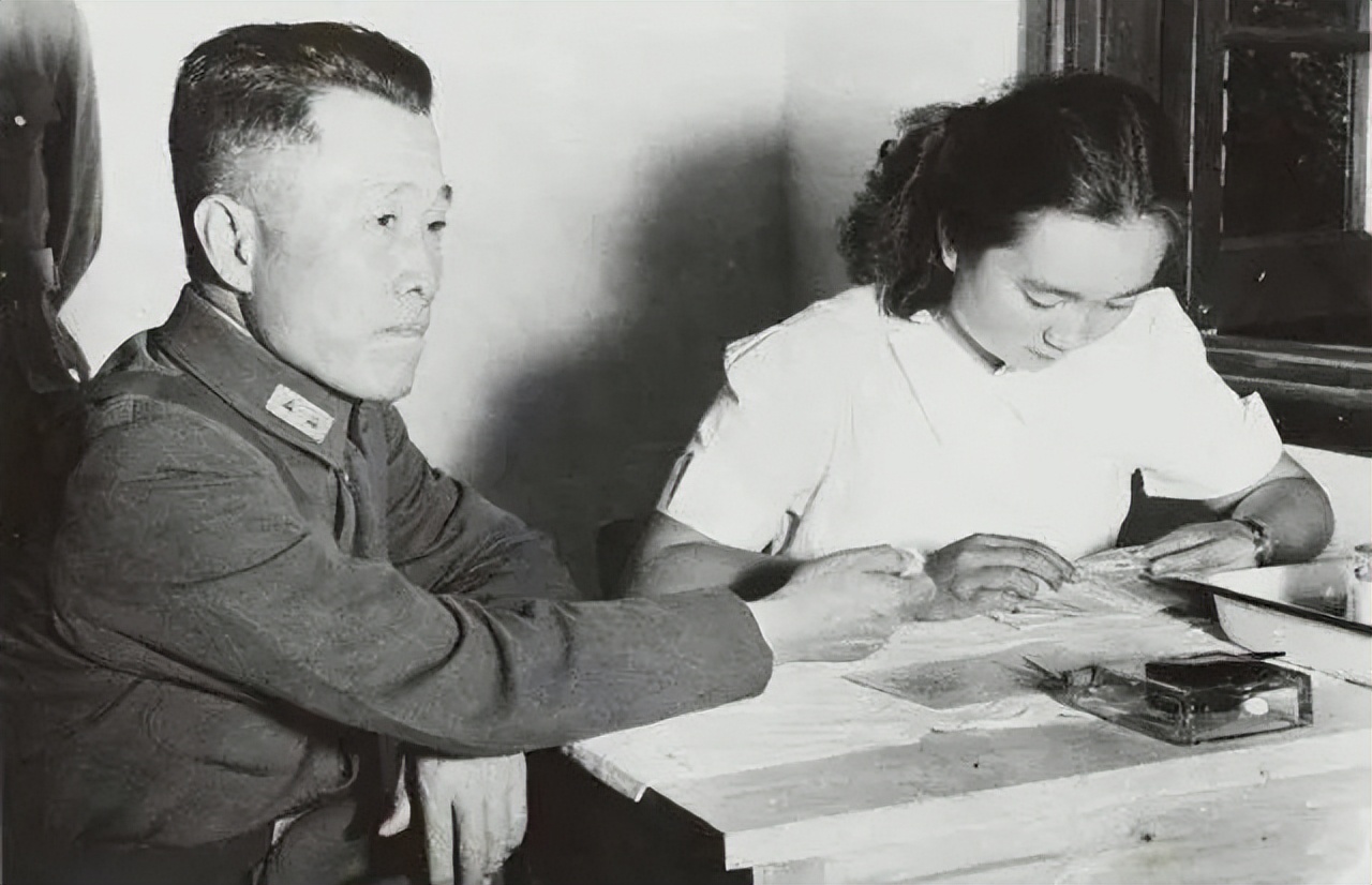 蒋军忍饥挨饿，蒋校长却空投“激励信”，士兵大骂：这有啥用