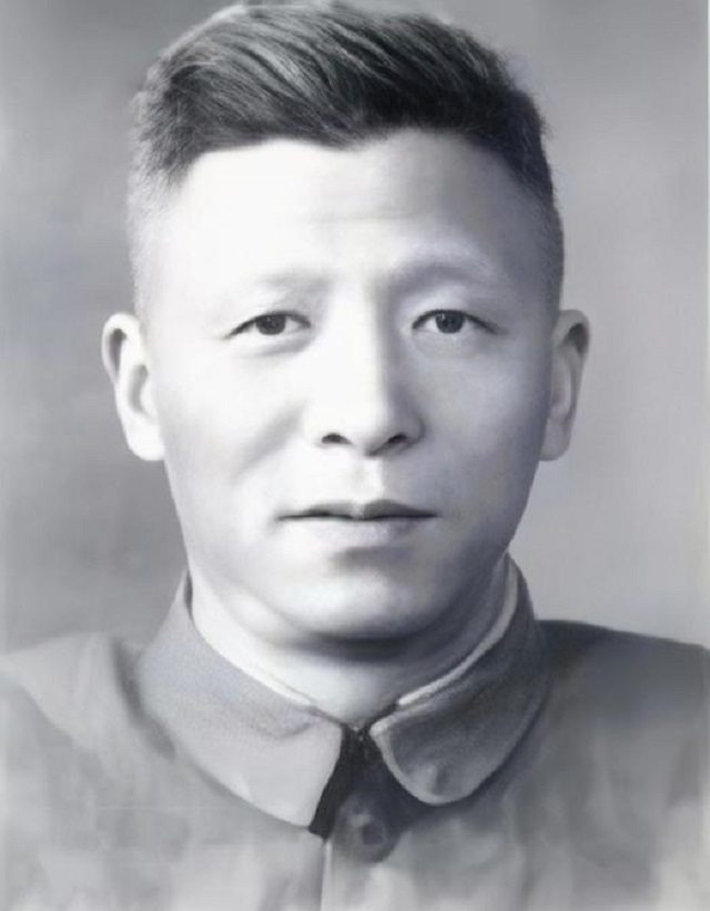 1949年，杨虎城死后3个月发现遗体，长子杨拯民扶柩，安葬在西安