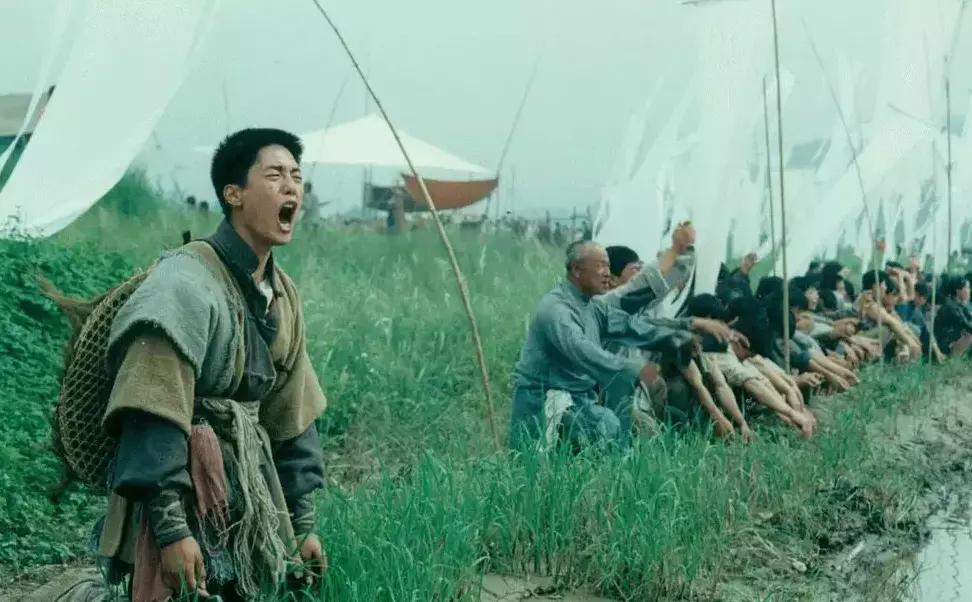 他二舅都是他舅，高桌子低板凳，金疙瘩银疙瘩还嫌不够，天在上地