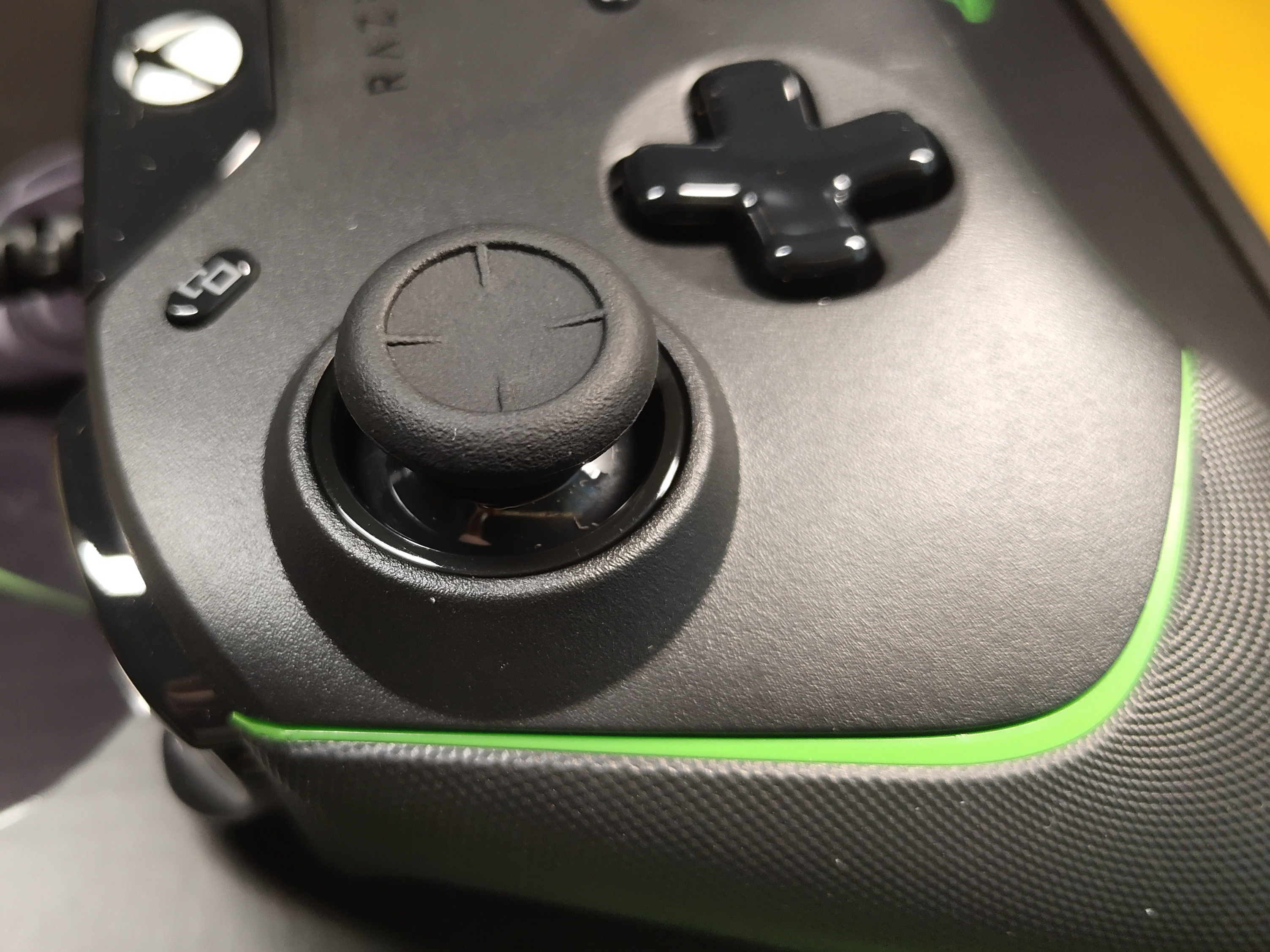 雷蛇幻影战狼幻彩版手柄上手评测,雷蛇幻影战狼v2手柄和幻彩区别