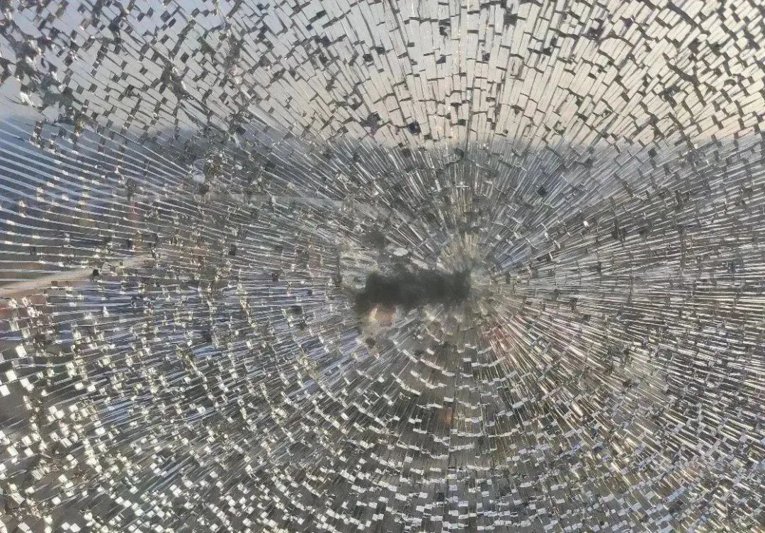 钢化玻璃为啥会裂,钢化玻璃为什么裂开