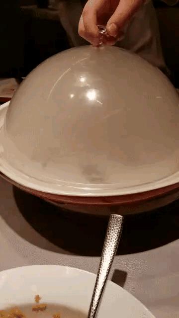 “姑娘，你知道衣服上的字是什么意思吗？”哈哈哈自信的姑娘最美