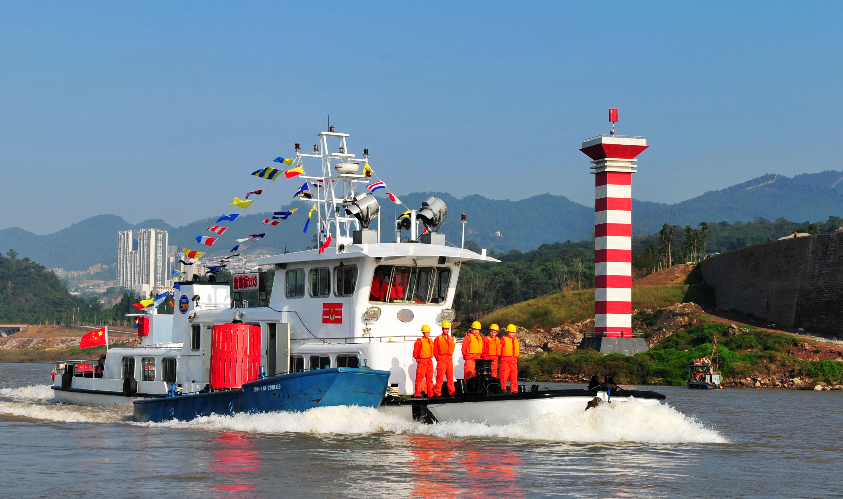 长江航标灯浮标怎么固定,长江航标灯红绿各代表什么