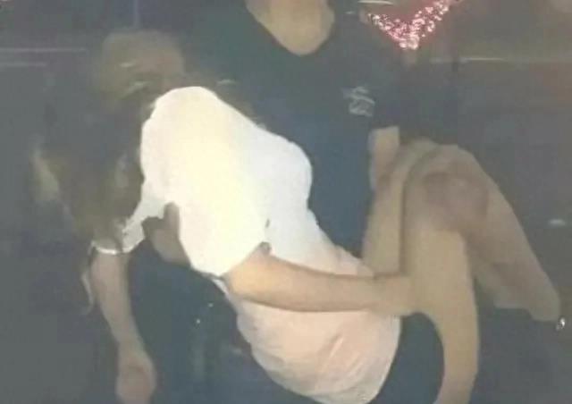 女教师欺骗黑人，说他不能再这么做了！淫秽视频曝光，外国崇拜！