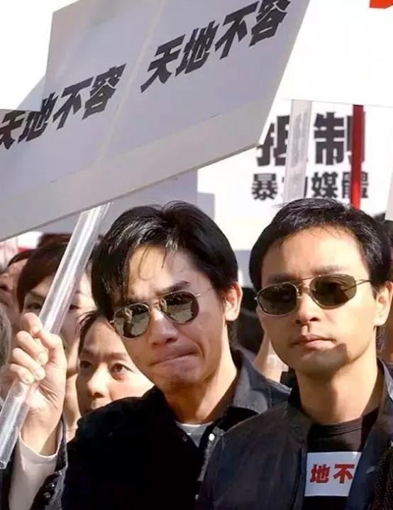 与女星演床戏疑假戏真做,妻子被拍不雅照,他是情史最单纯影帝?