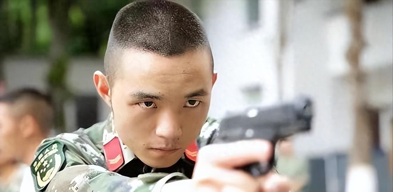 卫国勇士张豪和歹徒搏斗的短视频,边防武警战士张豪身中13枪