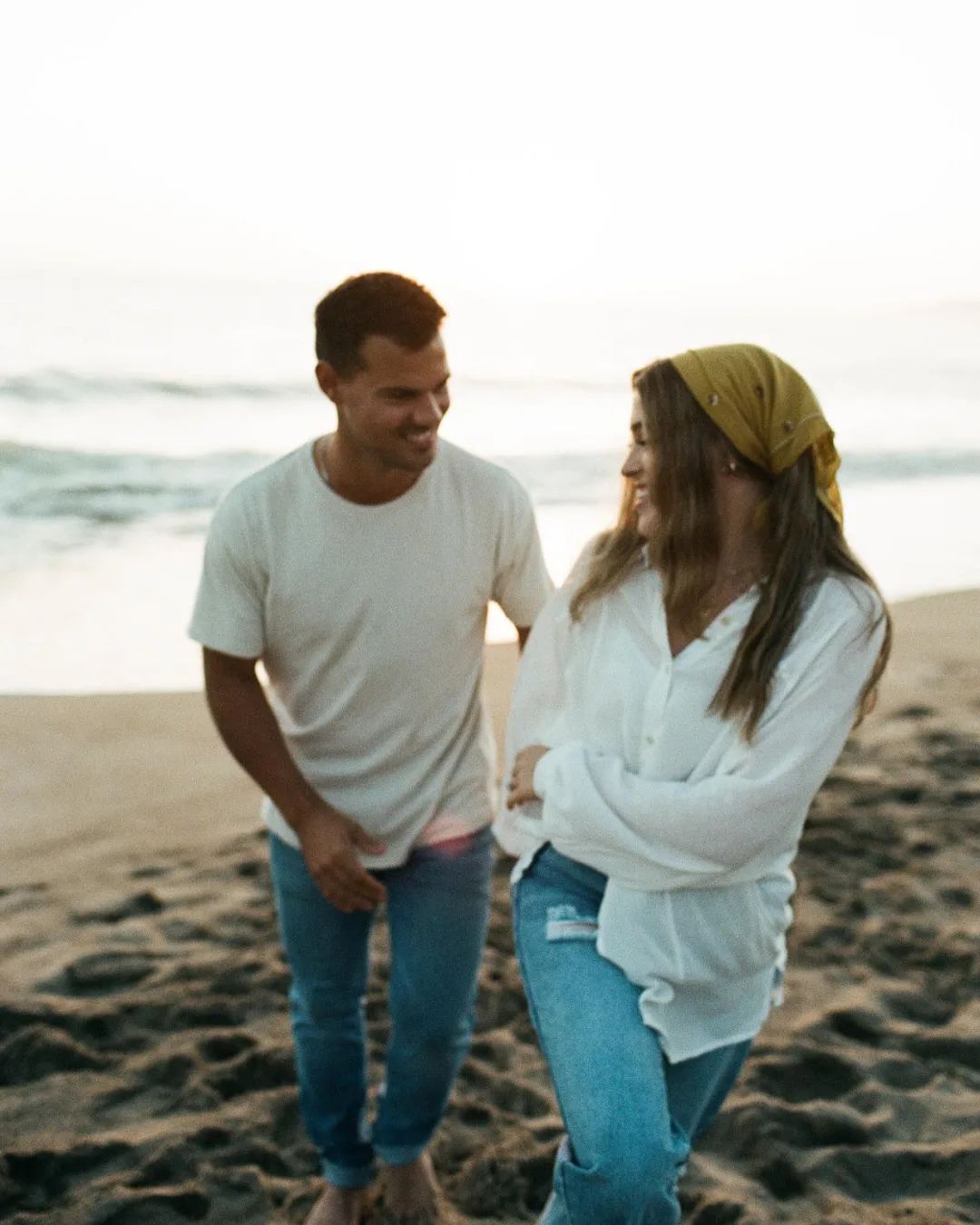 让霉霉写歌后悔分手的男神官宣结婚！娶同名小护士：这缘分绝了…