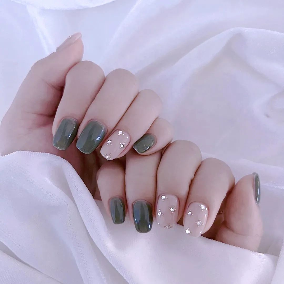 秋冬纯色美甲显白高级跳色高清,夏日美甲显白短甲可爱卡通儿童