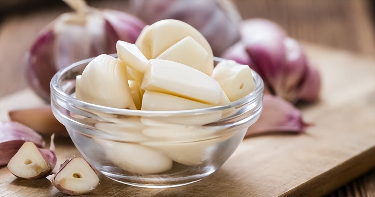 每天吃大蒜的人最后得到了什么,每天吃大蒜的好处和坏处