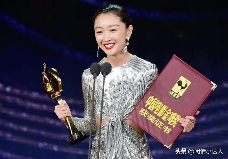 其貌不扬的周冬雨为什么备受关注,周冬雨现在完全遮不住自己的光芒