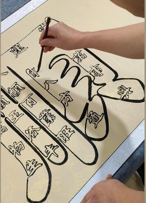 怪笔大叔倒写书法,怪笔大叔一笔倒写书法点评