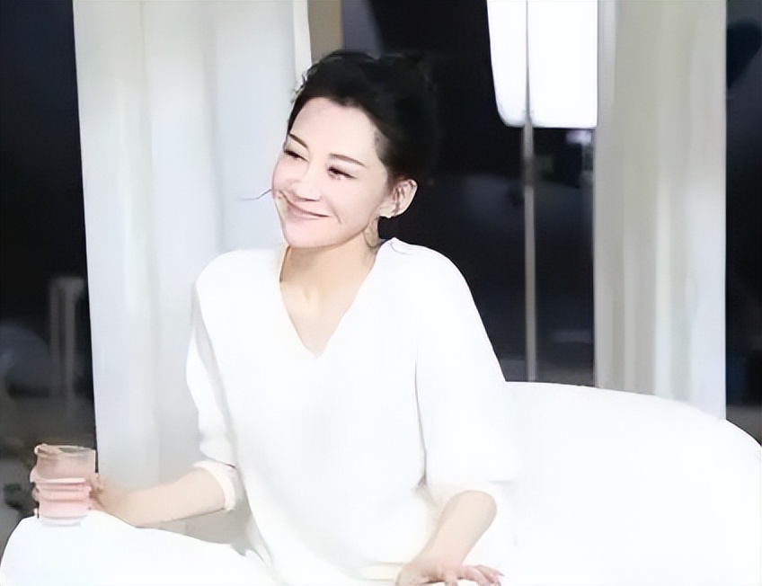 风情万种许晴现状,如今53岁的许晴身材和颜值