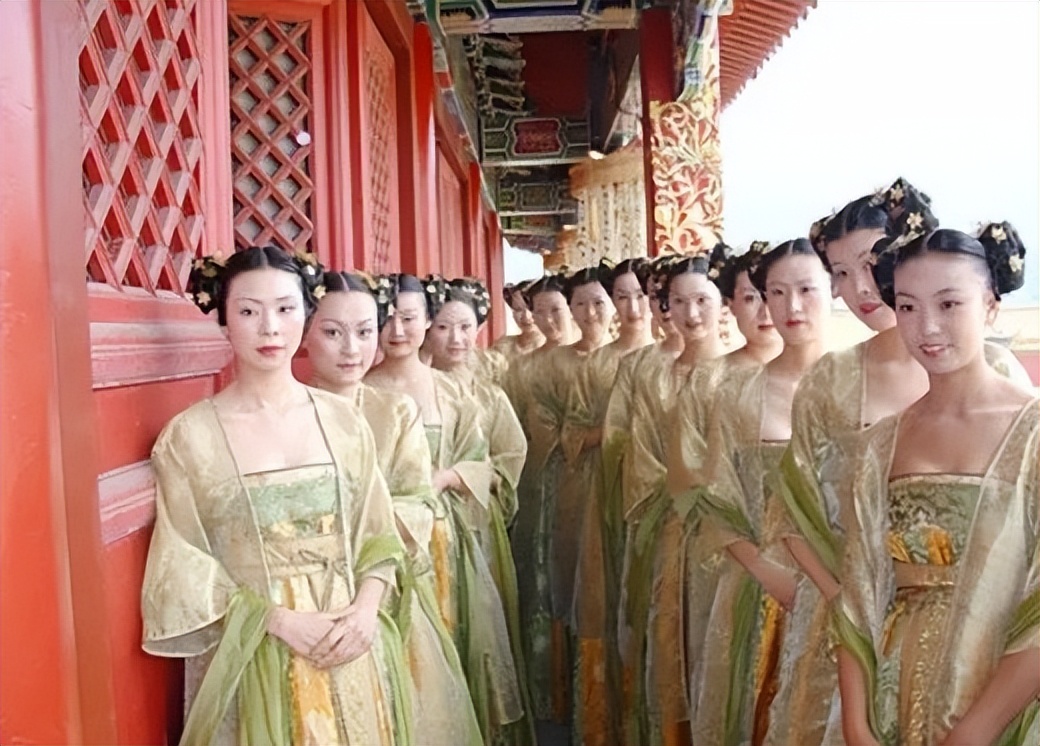 日本“后宫”女厕，便池深18米，全球独一无二，为何这样设计？