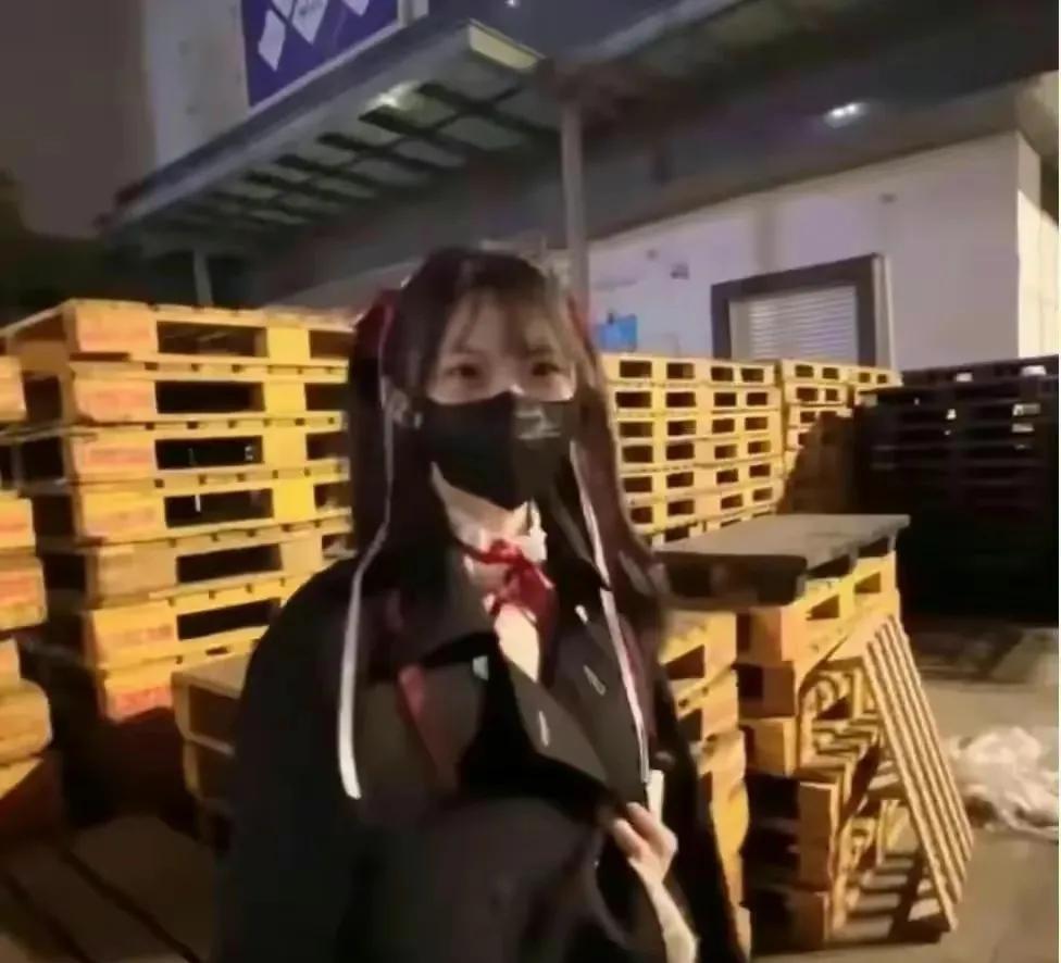 近日，女子在公共场所录制了一段猥亵视频，吸引了众多路人观看！