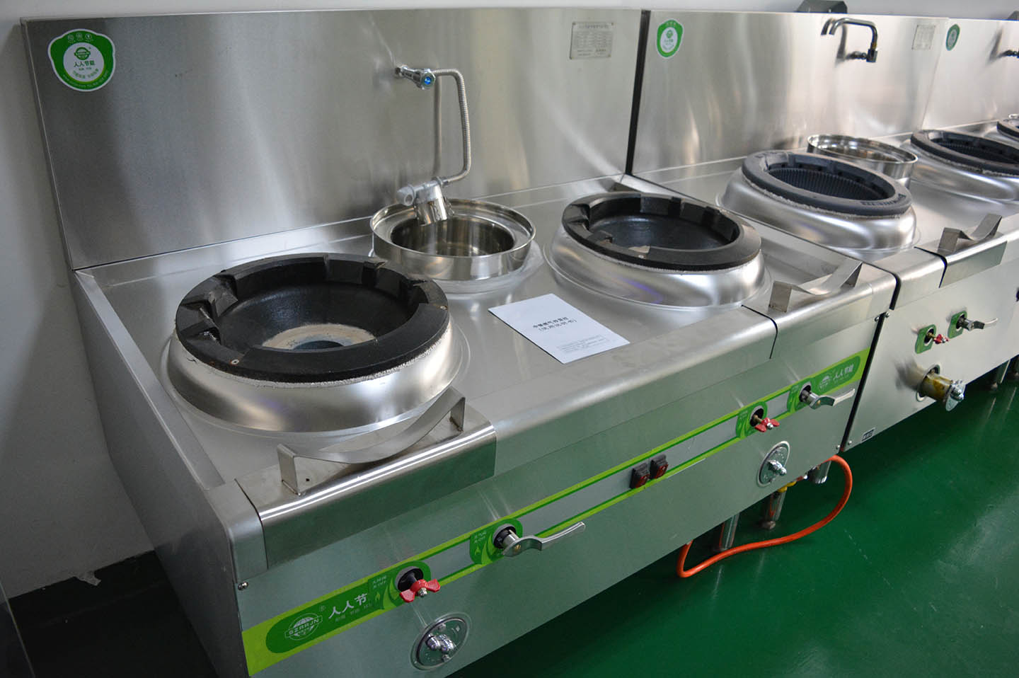 大叔没钱交电费，自建一台猛火炉，结果邻居看到后直接给两千！