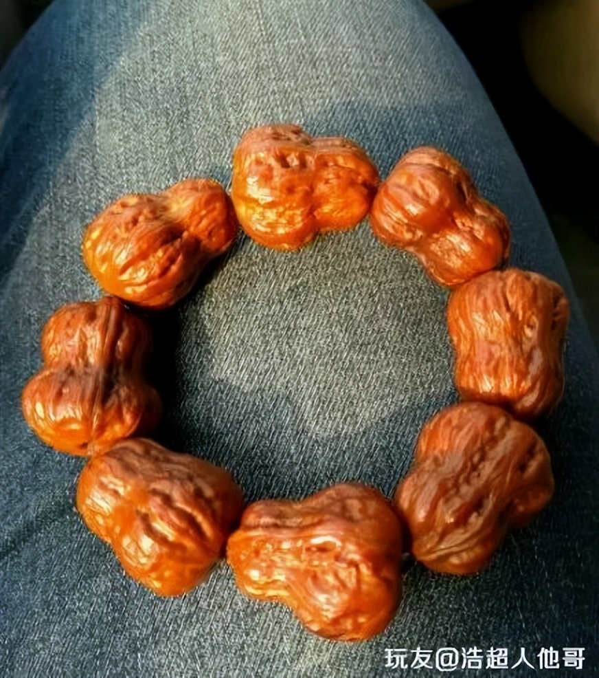 小核桃手串盘了一年,小核桃手串盘起来很油