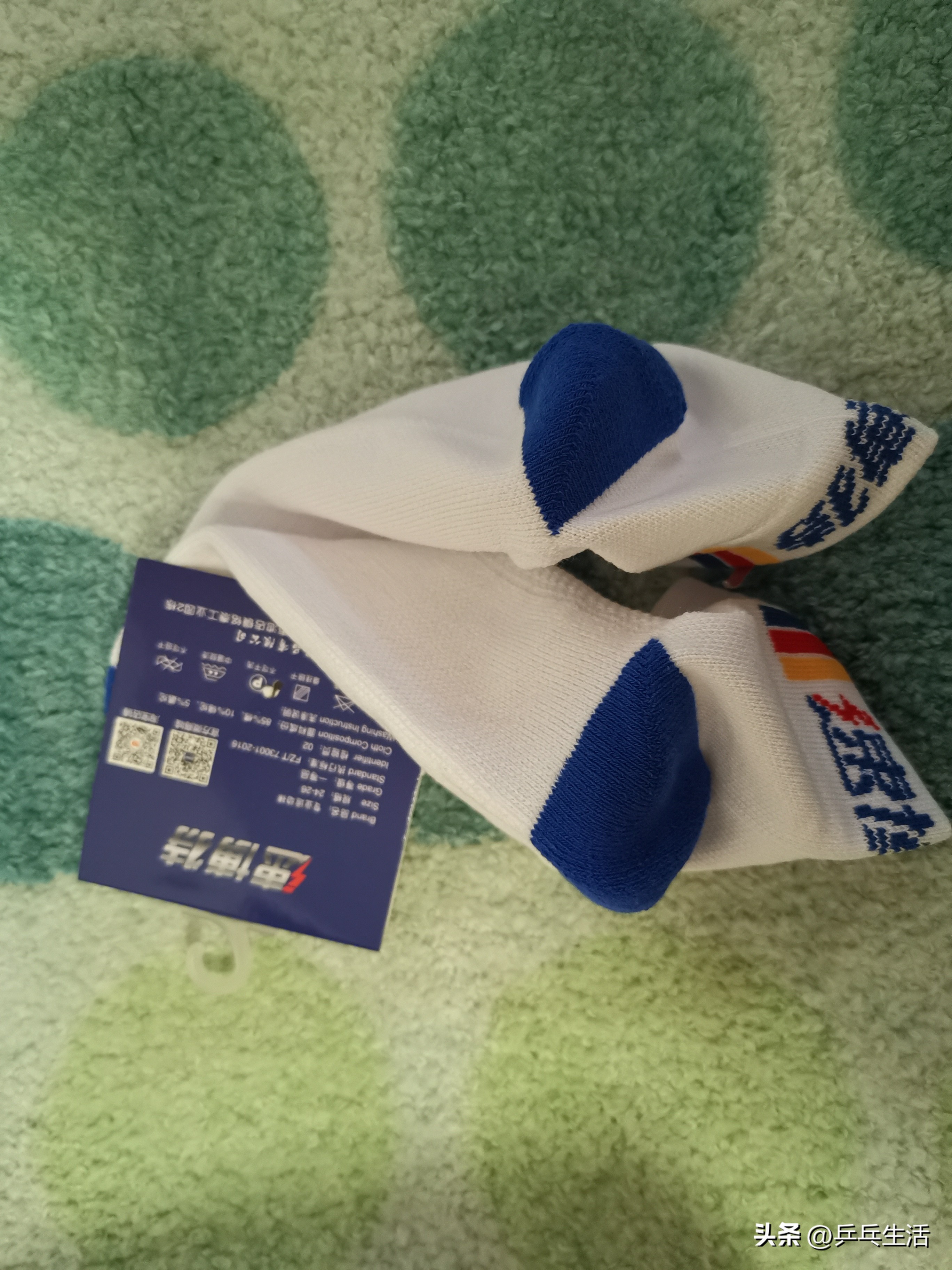 在乒乓馆打乒乓球,在乒乓球馆里跑步