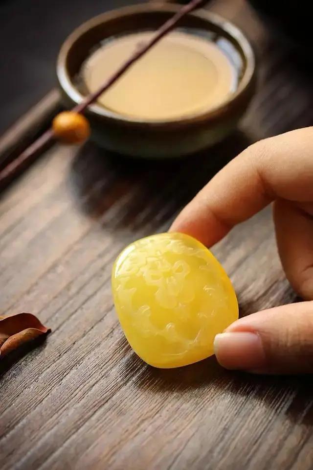 琥珀为什么出现冰裂纹,琥珀蜜蜡为什么会发光