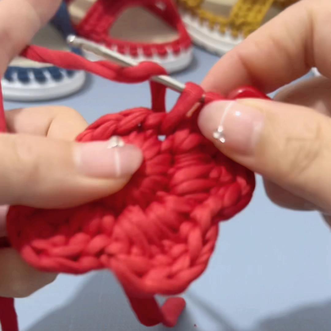 布条线编织桃花凉拖鞋视频教程,拼色布条线凉拖鞋编织教程