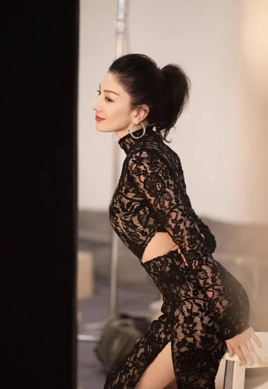 黄奕穿丝绒裙图片,黄奕穿灰红色丝绸裙子