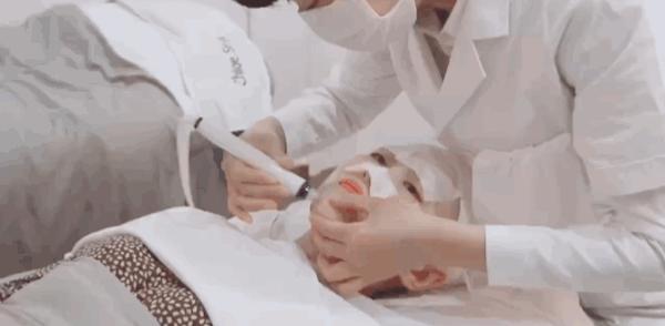 鼻子上摸起来刺刺的,鼻子上挤出的白色细条是什么东西