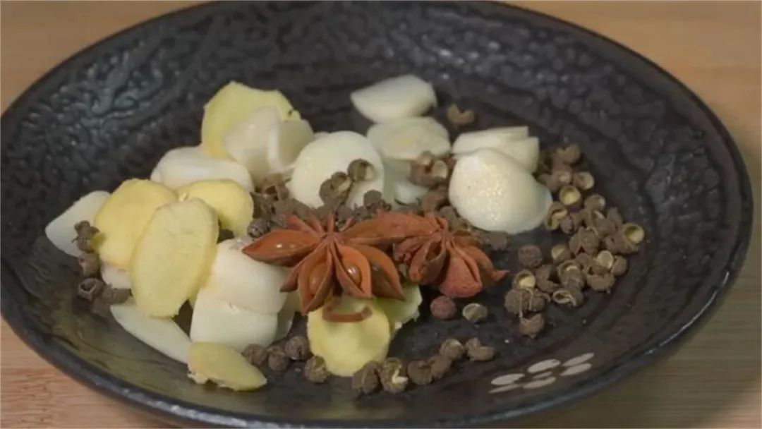 饮食当中哪种食物含钙最高,补钙必备这些食材含钙量最高