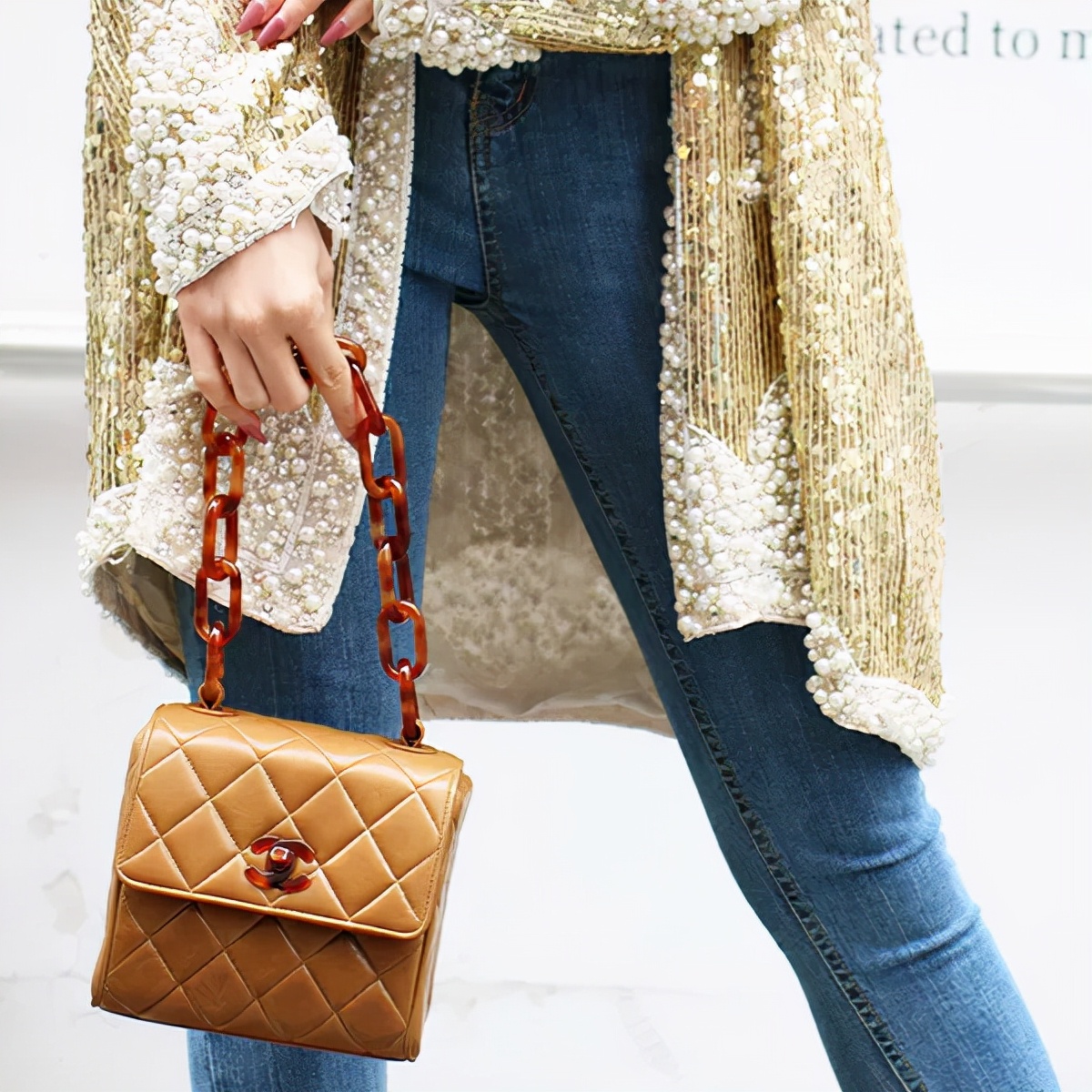 看完了Chanel富贵儿玳瑁，我默默放下了手中的皮质金链...