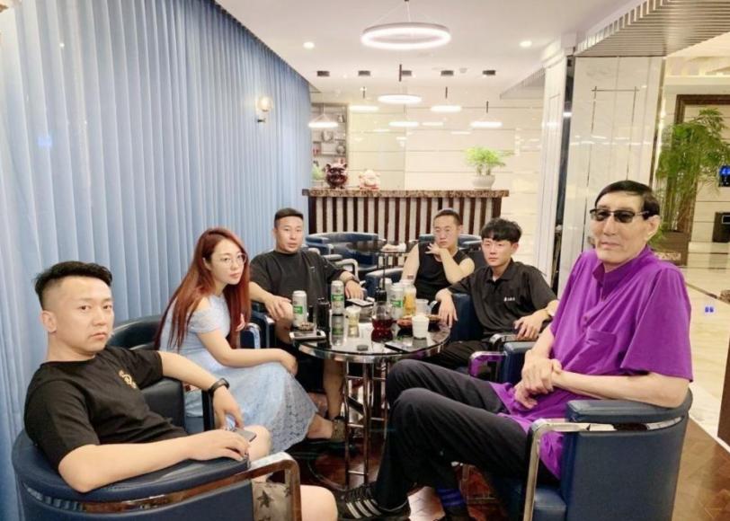 中国第一巨人鲍喜顺，不听医生忠告执意生育，如今儿子身高多少？