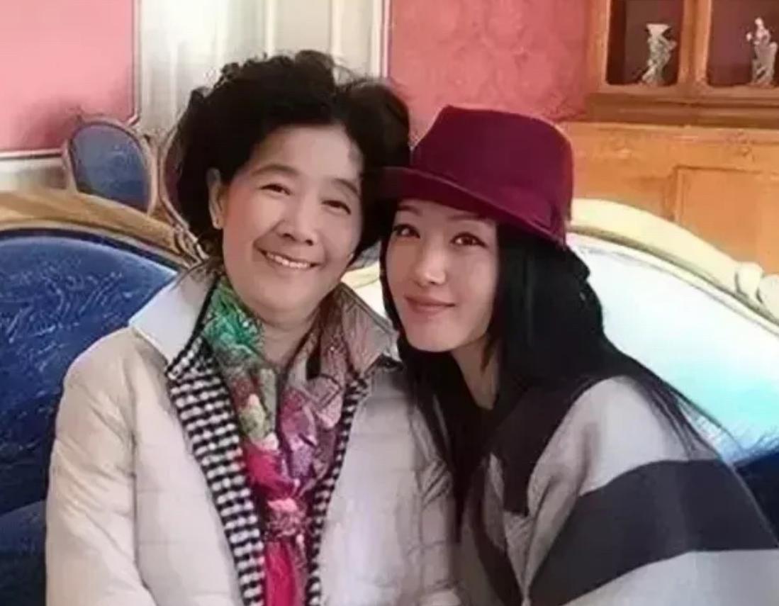 杨钰莹45岁不老照片,杨钰莹从1岁到50岁的容颜变化