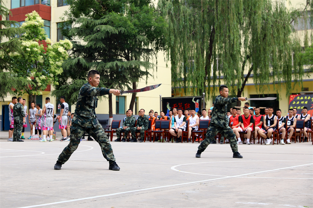 迎“篮”而上青春飞扬