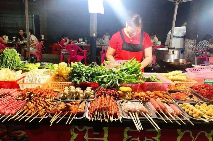 90后开烧烤店年收入200万,烧烤店一年赚七八十万元不成问题