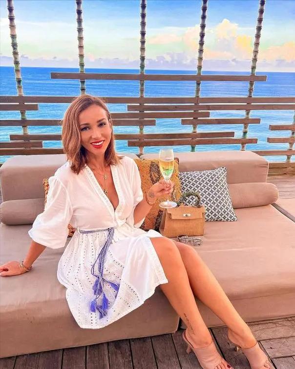 鐩樼偣淇勭綏鏂殑缇庡コ,甯︿綘浜嗚В鐪熷疄鐨勪縿缃楁柉缇庡コ