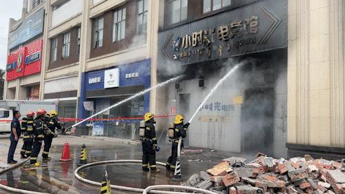 “呲啦”一响，网吧烧光！李某、熊某被行政拘留！