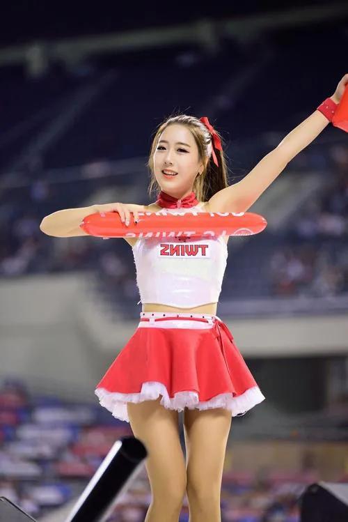 拉拉队带黑绅士帽跳舞,拉拉队舞姿优美灵动