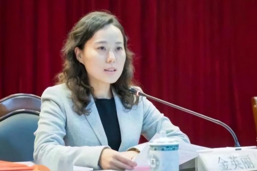 “80后美贪”金英丽：广交男友狂敛500多万，被捕后狡辩男友送的