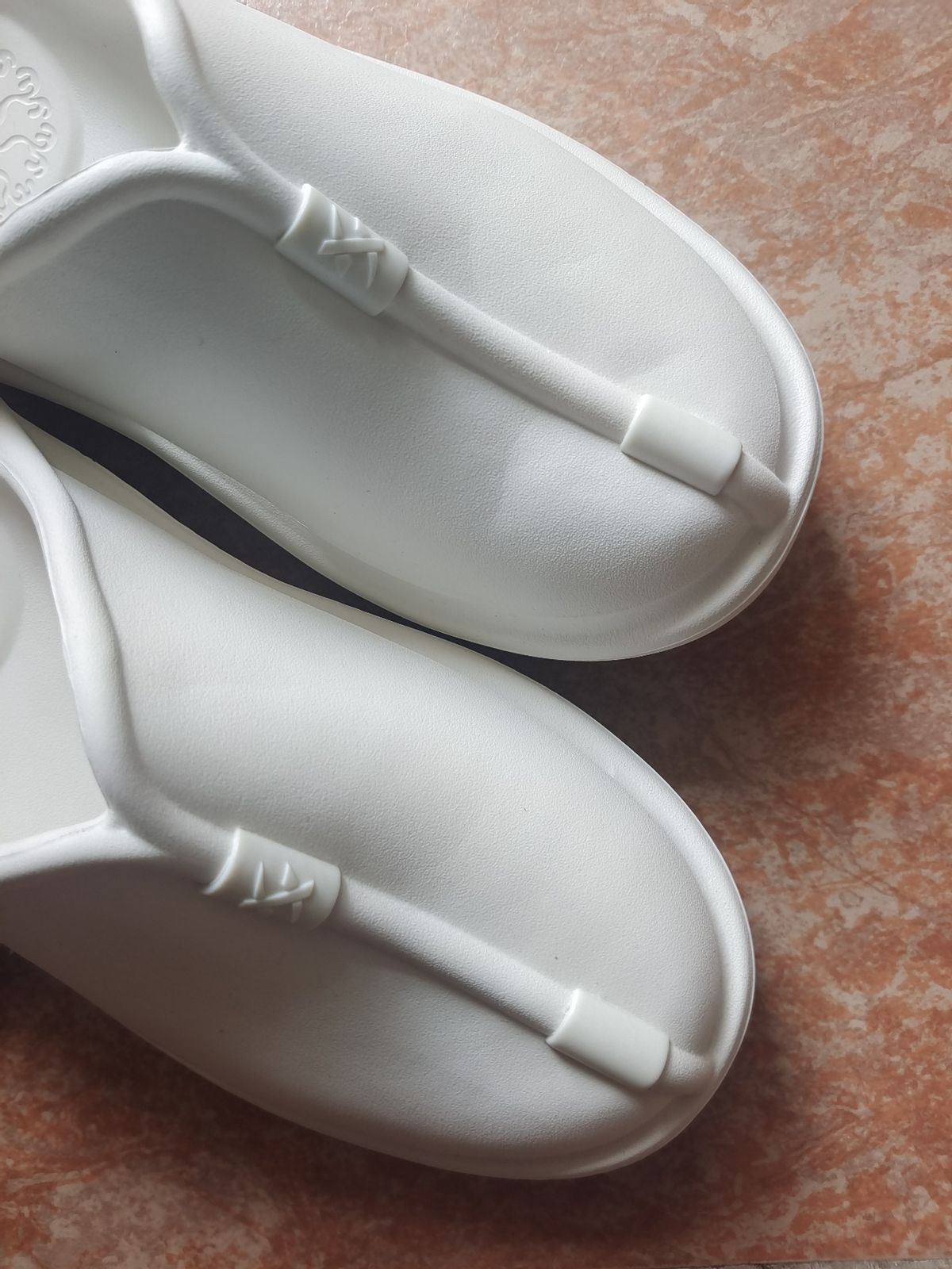 中国风的凉拖,带标志的特步凉拖