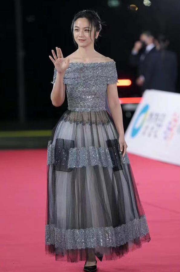 汤唯穿红色连衣裙 (汤唯身穿紫色深v礼服)