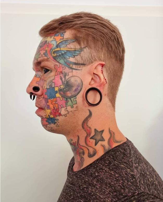 德国男子外形改造,男子花费200万把自己整容成一只狗