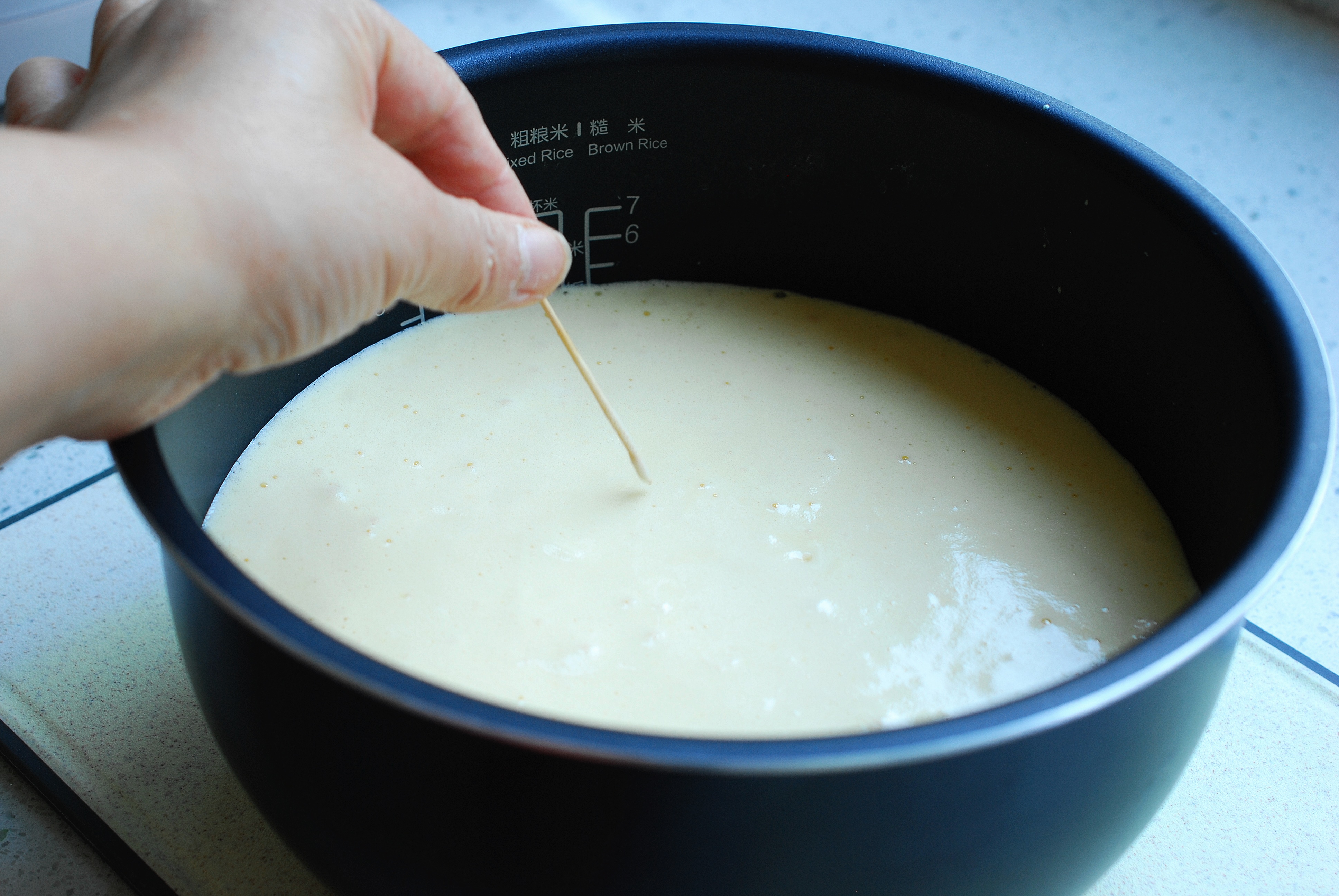 不用分蛋打发的纸杯蛋糕,不需要打发只用鸡蛋的电饭煲蛋糕