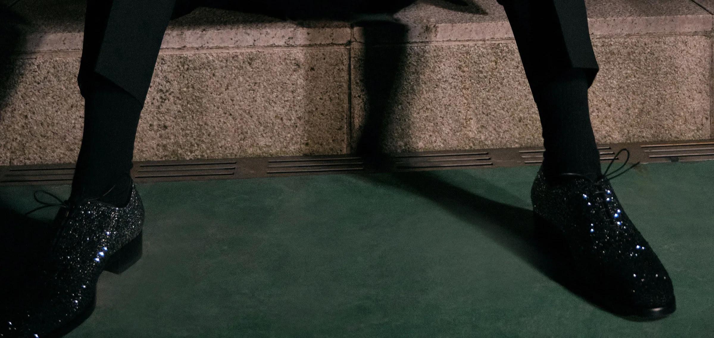 王一博日本巡演蓝色西装,王一博肖战红底皮鞋