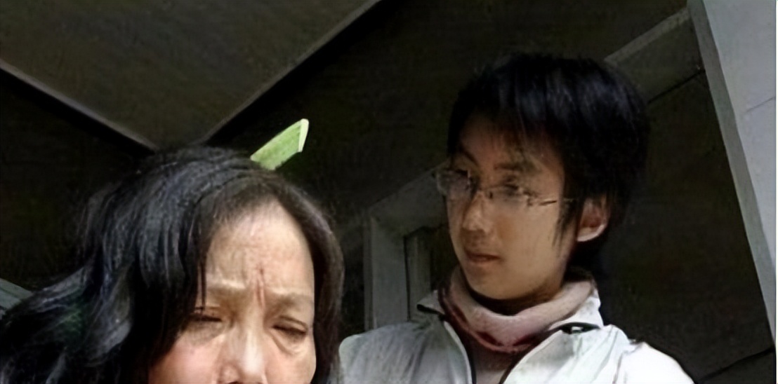 浙江小伙背着母亲上学，成全国道德模范，为何却变性参加选美大赛