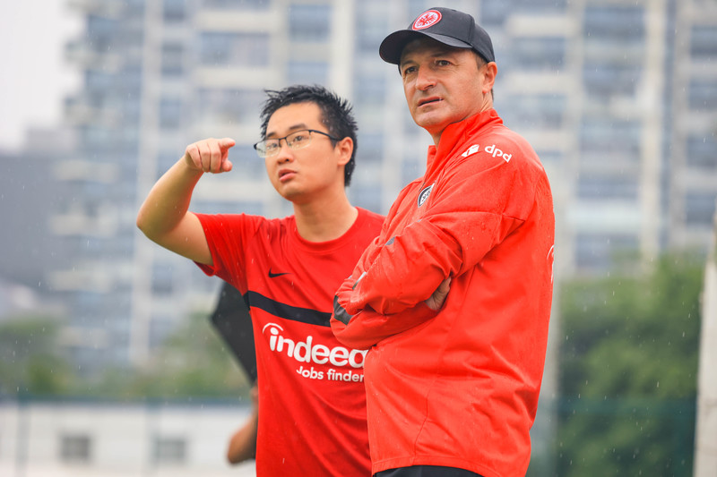 跳海救人的老外,跳海救人的大爷