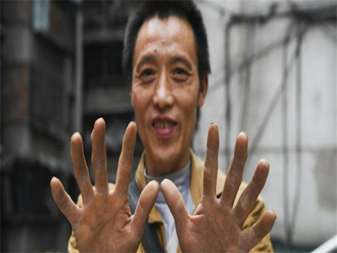 重庆网红棒棒哥冉光辉的故事,山城棒棒军冉光辉用肩膀扛出一个家