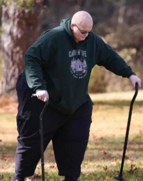 英国男子身高185体重只有120斤,英国男人体重600斤