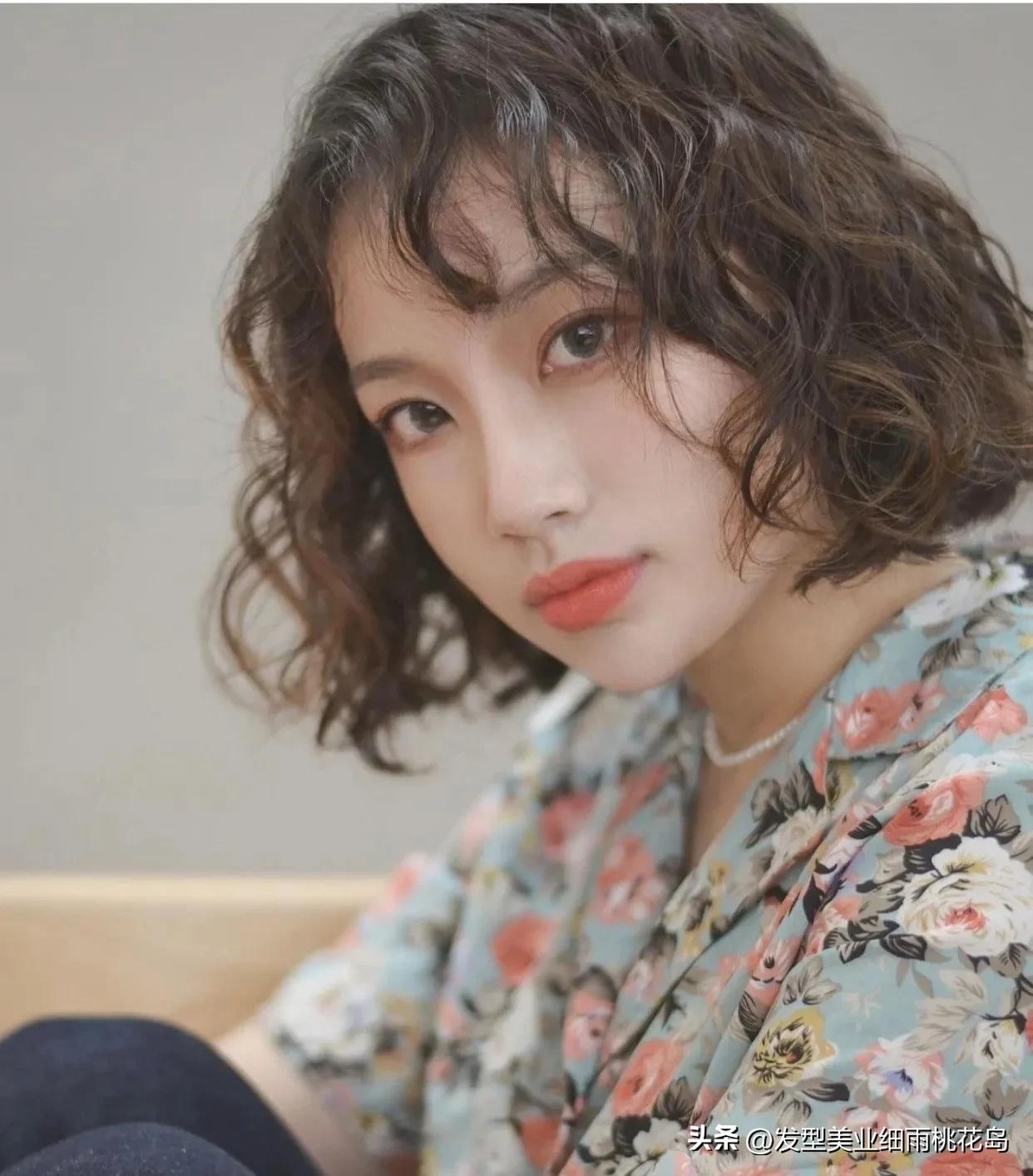 30岁洋气的超短发满头烫小卷,洋气全烫短发满头小卷