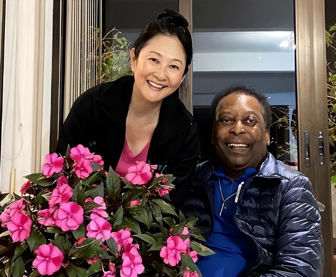 82岁球王贝利已进入临终关怀阶段,球王贝利坎坷的传奇成名之路