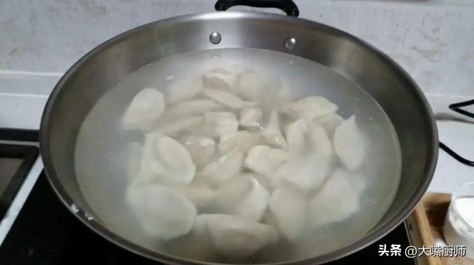 煮冻饺子不烂好吃做法,冻饺子凉水上锅蒸还是开水上锅蒸