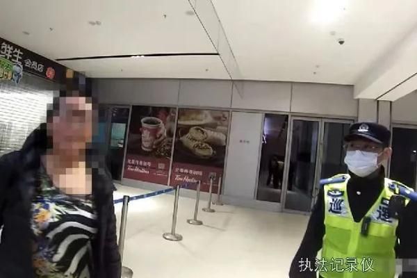 女子连逛3个月超市只买矿泉水,女子逛16次超市卖大量矿泉水