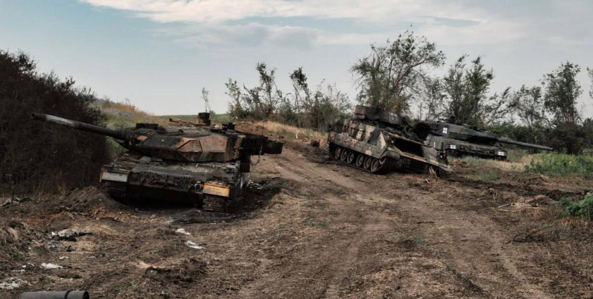 乌军进攻堑壕被反步兵地雷炸死,乌军士兵冲锋被友军手榴弹击中