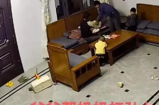 家庭虐待视频曝光：无辜女童遭受7分钟残酷虐待，哥哥无力保护！